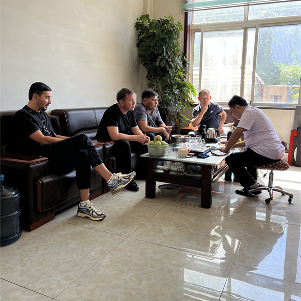 Receperint amicos alienos ad officinam