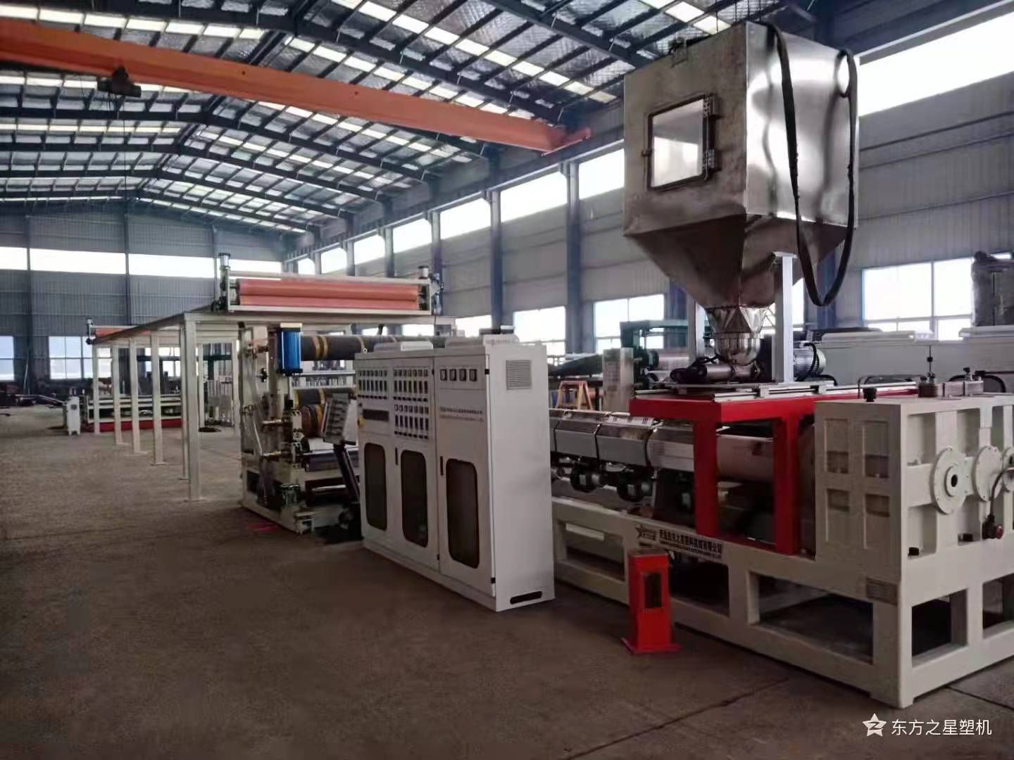 Upgrade intelligentes TPE/SBS/PVC compositi currus mattae productionis lineae innovationem in autocineto interiori fabricando agit.